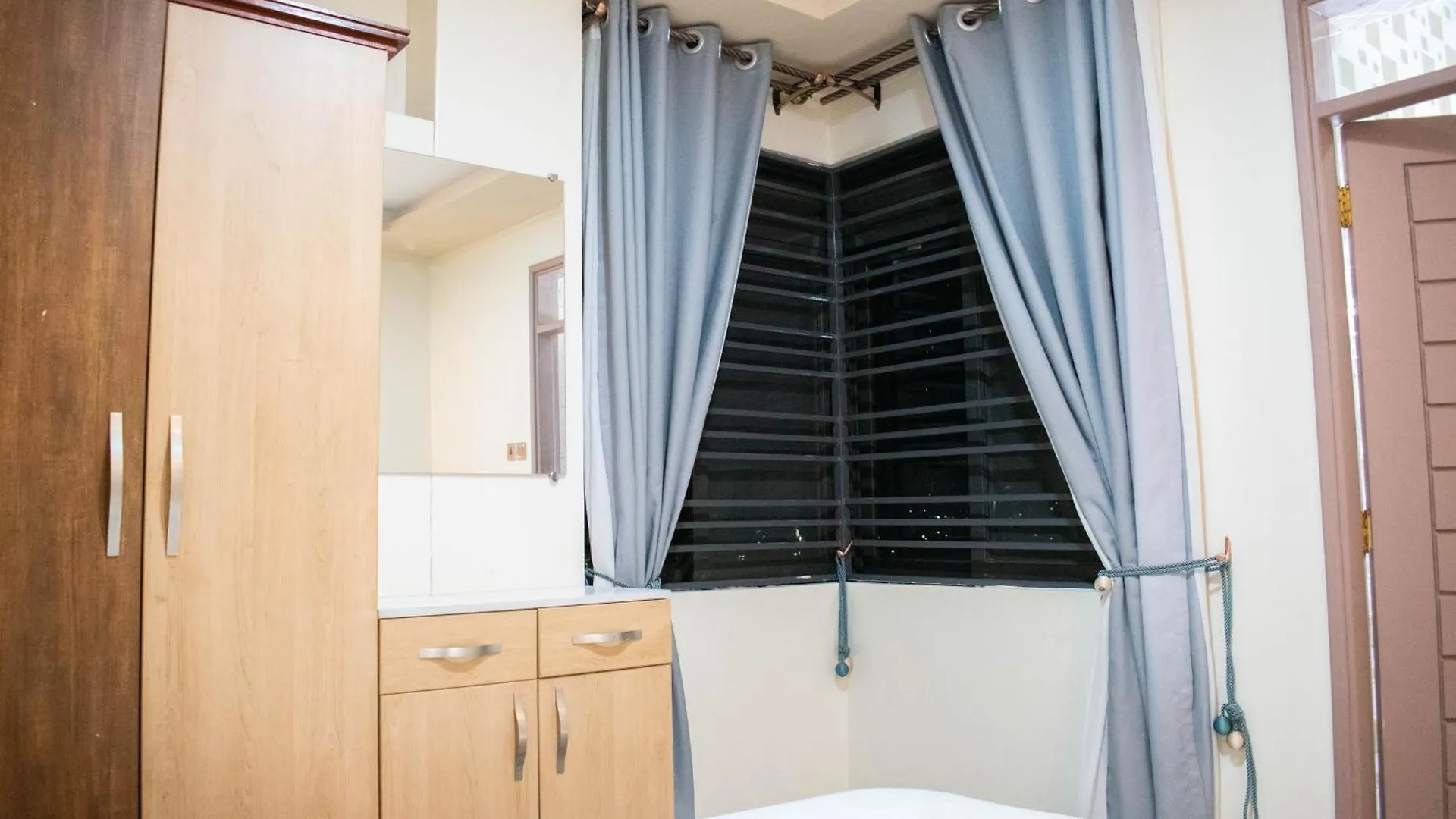 Bella'S Luxurious Condo كامبالا 0*,