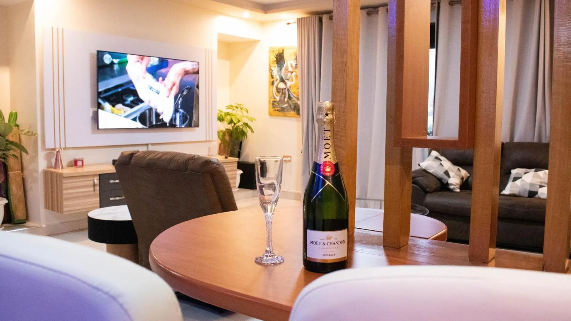 Bella'S Luxurious Condo كامبالا
